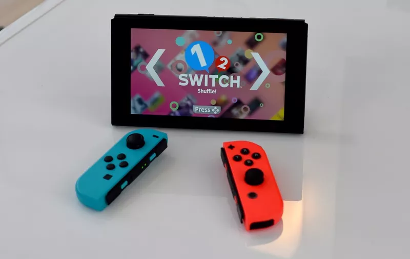 <b>2017. godina - Nintendo Switch</b> </br> </br> Nintendu je nakon užasno nepopularne konzole Wii U trebao novi hit. Upravo to su napravili sa svojim Switchem, koji je bio mobilna konzola koja se mogla igrati i spojena na televizor. Upravo je ta svestranost stvorila jedno od najboljih mobilnih gaming iskustava koje se može kupiti, što dokazuju i prodajne brojke od gotovo 42 milijuna primjeraka. Time je Switch na jednakoj putanji porasta prodaje kao dvije najpopularnije konzole u povijesti, Sonyjevih PlayStationa 2 i PlayStationa 4.