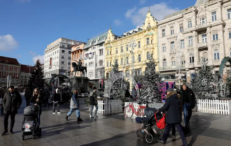 12.12.2022., Zagreb - Nakon (pre)dugog razdoblja oblaka i kise u Zagrebu je konacno zasjalo sunce i izvuklo ljude na ulice i trgove. Photo: Patrik Macek/PIXSELL