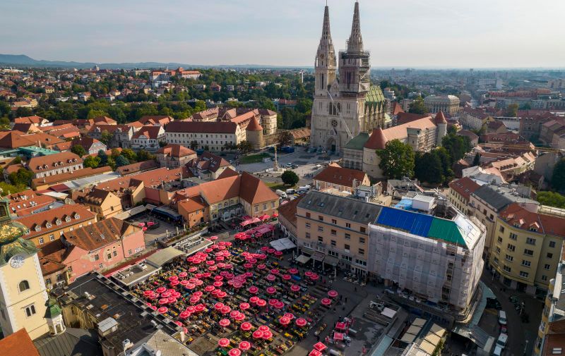 24.09.2022., Zagreb - Fotografija iz zraka trznice Dolac i katedrale. Dolac je uvijek zivotopisan i pun boja. Photo: Slaven Branislav Babic/PIXSELL