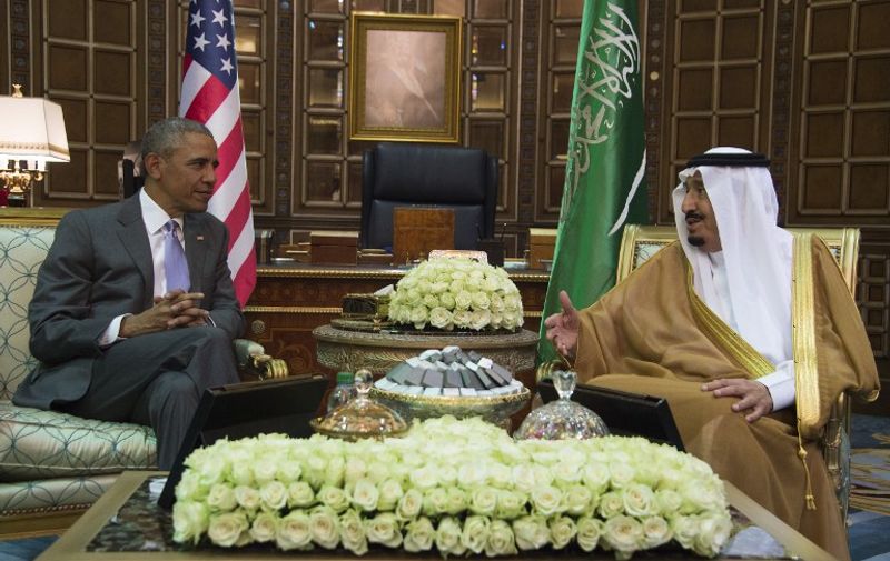 US President Barack Obama (L) speaks with King Salman bin Abdulaziz al-Saud of Saudi Arabia at Erga Palace in Riyadh, on April 20, 2016.
Obama arrived in Saudi Arabia for a two-day visit hoping to ease tensions with Riyadh and intensify the fight against jihadists. / AFP PHOTO / Jim Watson