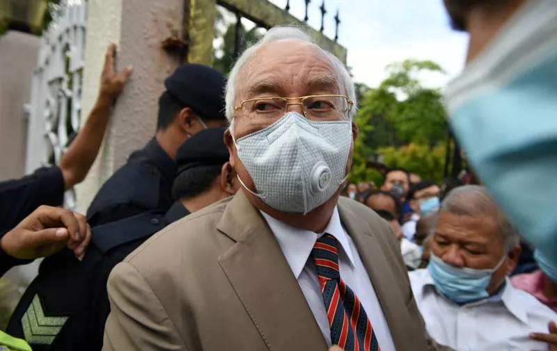 Malaysia's former prime minister Najib Razak (C) arrives at the Duta Court complex awaiting a verdict in his corruption trial in Kuala Lumpur on July 28, 2020. - A Malaysian court will hand down its verdict in Najib Razak's first corruption trial on July 28 following a long-running case probing the former prime minister's role in the multi-billion-dollar 1MDB scandal. (Photo by Mohd RASFAN / AFP)