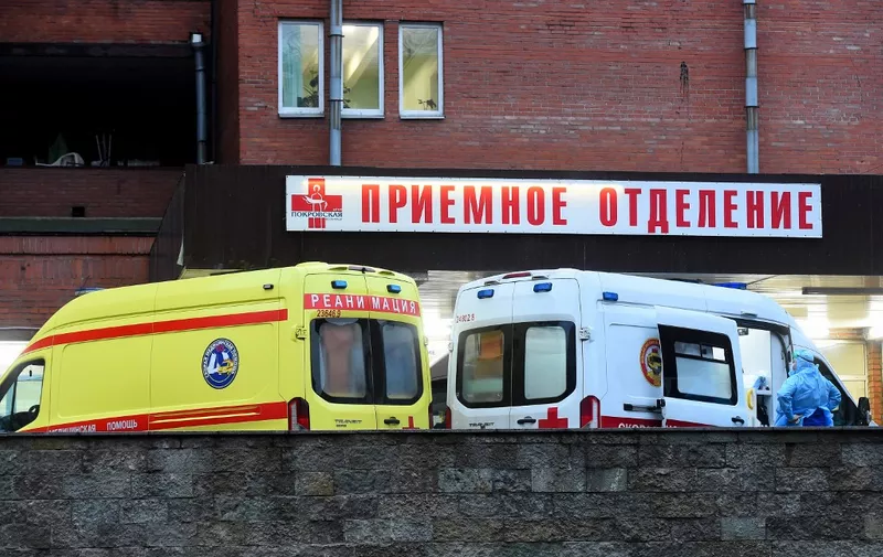 Ambulances queue outside Saint Petersburg's Pokrovskaya hospital, where patients suffering from the coronavirus disease are treated, on December 21, 2020. - Russia on December 21, 2020 reported a new record increase in coronavirus infections, as some experts said the pandemic had hit the country harder than government statistics suggest. Health officials reported 493 new virus deaths and 29,350 cases, bringing total infections to 2,877,727 -- the fourth-highest in the world. Moscow and the second city of Saint Petersburg were the hardest hit, recording 7,797 and 3,752 new cases. Authorities in Saint Petersburg said that less than 4 percent of hospital beds remained available in the city of some 5 million people. (Photo by Olga MALTSEVA / AFP)