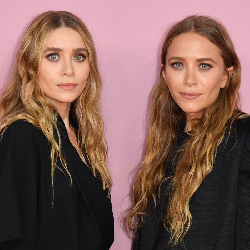 US fashion designers Mary-Kate (R) and Ashley Olsen arrive for the 2019 CFDA fashion awards at the Brooklyn Museum in New York City on June 3, 2019. (Photo by ANGELA WEISS / AFP) / ALTERNATIVE CROP