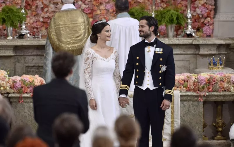 Sofia Hellqvist (R) and Sweden&#8217;s Prince Carl Philip stand at the alter during their wedding ceremony at the Royal Chapel in Stockholm Palace on June 13, 2015. AFP PHOTO / TT NEWS AGENCY / CLAUDIO BRESCIANI SWEDEN OUT