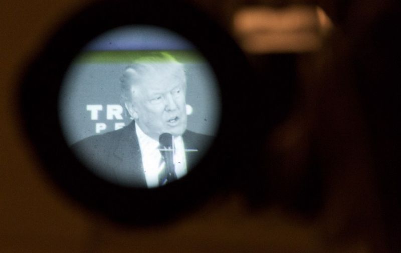 Republican presidential nominee Donald Trump is seen through a TV camera eyepiece as he speaks at a private gathering in King of Prussia, Pennsylvania on November 1, 2016. / AFP PHOTO / DOMINICK REUTER