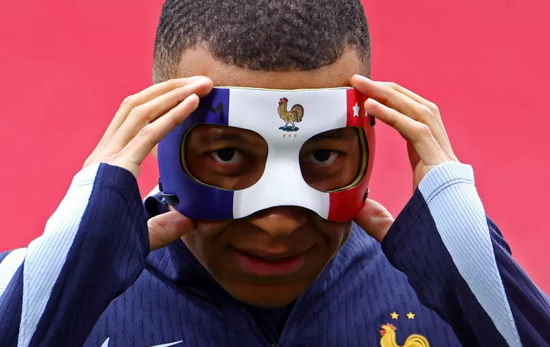 Soccer Football - Euro 2024 - France Training - Leipzig Stadium, Leipzig, Germany - June 20, 2024 France's Kylian Mbappe wears a protective mask during training REUTERS/Lisi Niesner