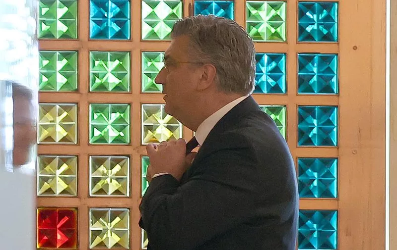 Plenković popravlja kravatu