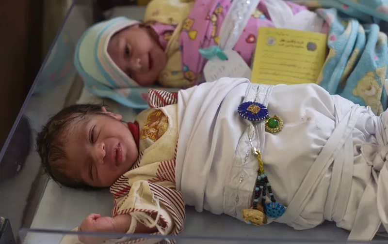 This picture taken on December 26, 2017 shows newborn babies at a maternity ward in the Malalai Maternity Hospital in Kabul. January 1 is Samad Alawi's birthday. It's also the birthday of his wife, his two sons, 32 of his friends and thousands of other Afghans -- a date chosen for convenience by a generation who do not know when they were born. (Photo by Shah MARAI / AFP) / TO GO WITH 'AFGHANISTAN-SOCIAL-OFFBEAT',FOCUS,BY EMAL HAIDARY