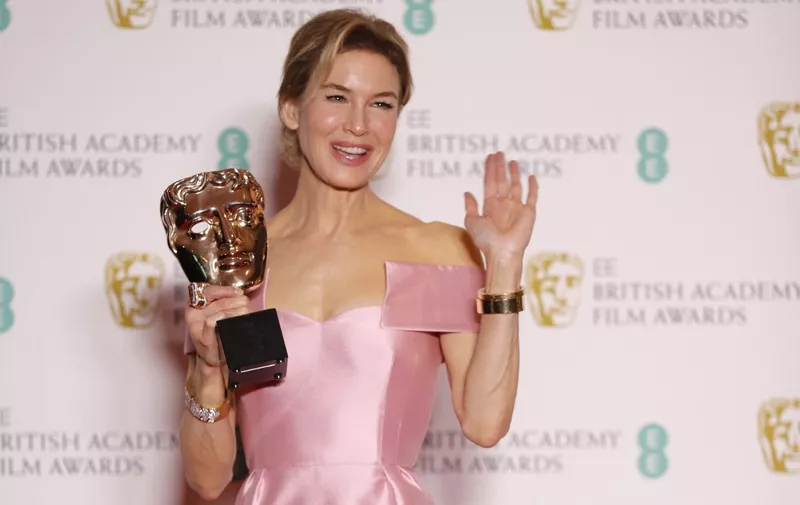 US actress Renee Zellweger poses with the award for a Leading Actress for her work on the film 'Judy' at the BAFTA British Academy Film Awards at the Royal Albert Hall in London on February 2, 2020. (Photo by Adrian DENNIS / AFP)