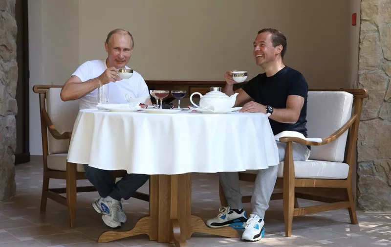 Russias President Vladimir Putin (L) and Russian Prime Minister Dmitry Medvedev drink tea during breakfast at the Bocharov Ruchei state residence in Sochi on August 30, 2015. AFP PHOTO / RIA NOVOSTI / YEKATERINA SHTUKINA (Photo by YEKATERINA SHTUKINA / RIA NOVOSTI / AFP)