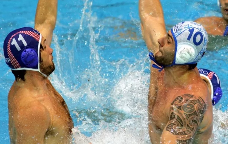 Croatia's Igor Hinic (L) attempts to block a shot by Serbia's Aleksandar Sapic in the semi-finals of the Men's Waterpolo, at the 12th FINA World Championships in Melbourne, 30 March 2007.  Croatia stunned the reigning world champions and gold medal favourites Serbia 10-7 to book a spot in 01 April's final.  AFP PHOTO / STR