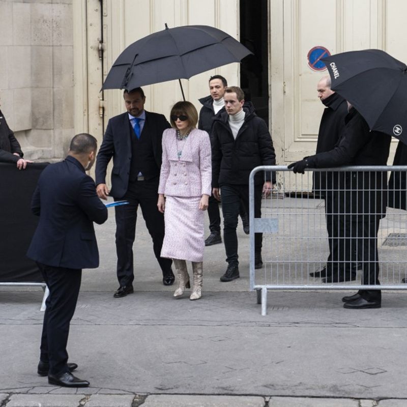 Vogue chief editor Anna Wintour (C) leaves after the Women's Fall-Winter 2019/2020 Ready-to-Wear collection fashion show by Chanel at the Grand Palais in Paris, on March 5, 2019. (Photo by - / AFP)