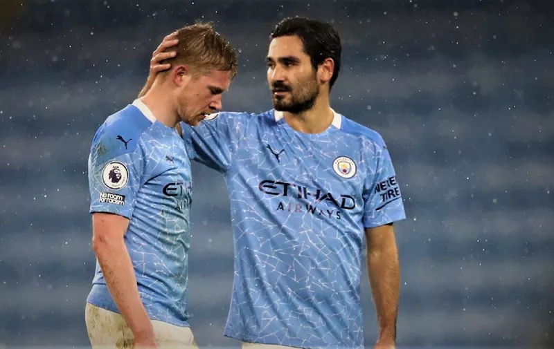 Manchester City's Belgian midfielder Kevin De Bruyne (L)  chats to Manchester City's German midfielder Ilkay Gundogan as he is substituted during the English Premier League football match between Manchester City and Aston Villa at the Etihad Stadium in Manchester, north west England, on January 20, 2021. (Photo by Martin Rickett / POOL / AFP) / RESTRICTED TO EDITORIAL USE. No use with unauthorized audio, video, data, fixture lists, club/league logos or 'live' services. Online in-match use limited to 120 images. An additional 40 images may be used in extra time. No video emulation. Social media in-match use limited to 120 images. An additional 40 images may be used in extra time. No use in betting publications, games or single club/league/player publications. /