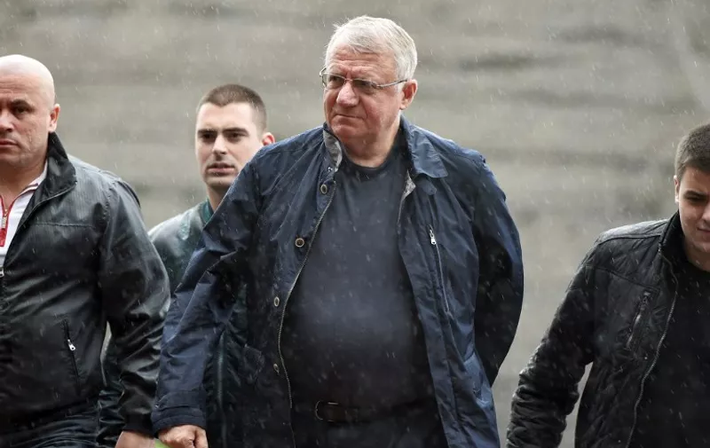 Serbian ultra nationalist Vojislav Seselj (C) arrives to a court in Belgrade on May 27, 2015. Serbia's justice ministry on Tuesday said it had received an order from a UN war crimes court to return the ailing ultra nationalist Vojislav Seselj immediately to its detention unit. Alleged war criminal Seselj, 60, was allowed to travel to Serbia last year for cancer treatment pending a verdict in his case at the International Criminal Tribunal for the former Yugoslavia (ICTY) in The Hague, and he underwent emergency surgery earlier this month.  AFP PHOTO / ANDREJ ISAKOVIC