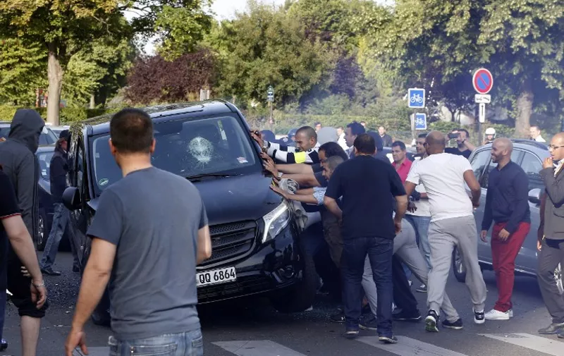 Prosvjednici pokušavaju prevrnuti Uberovo vozilo