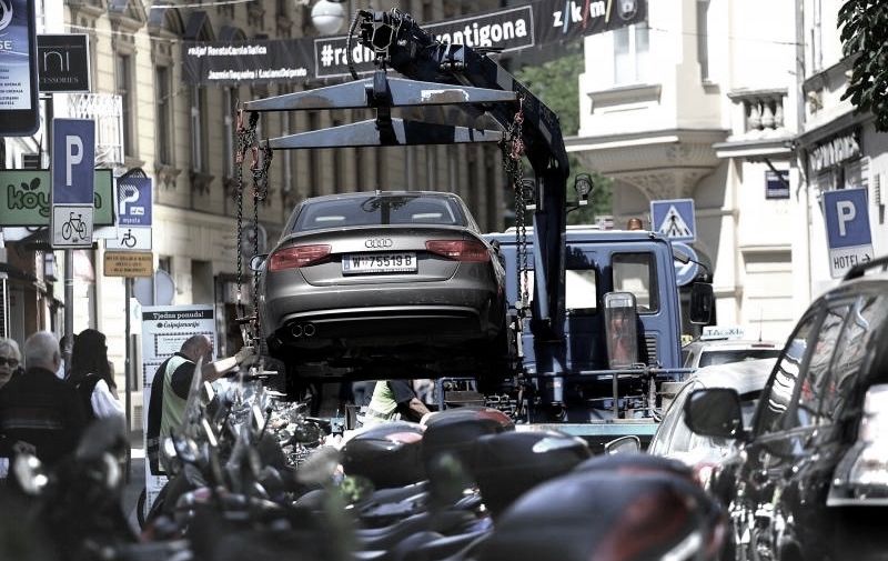 07.05.2015., Zagreb - Podizanjem nepropisno parkiranog vozila u Gajevoj ulici, nastao kraci zastoj u prometu. Photo: Zarko Basic/PIXSELL