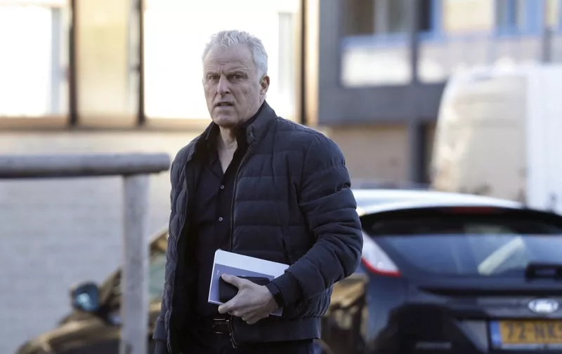 (FILES) In this file photo taken on February 15, 2019 Dutch crime reporter Peter R. de Vries arrives at the heavily secured courtroom in Osdorp, Amsterdam, where the plaintiffs hold their indictment in Dutch criminal Willem Holleeder's multiple liquidation case. - Well-known Dutch crime reporter Peter R. de Vries was rushed to hospital with gunshot wounds on July 6, 2021 after being attacked in broad daylight in central Amsterdam. De Vries, a journalist and TV presenter who regularly speaks on behalf of victims, was shot up to five times including once in the head, according to eyewitnesses. (Photo by Bas Czerwinski / ANP / AFP) / Netherlands OUT