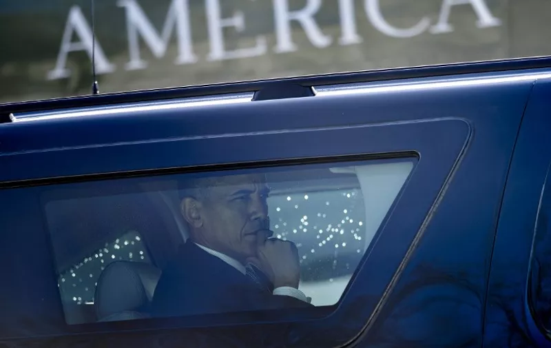 US President Barack Obama is seen in an armored vehicle after arriving at Walter Reed National Military Medical Center January 25, 2016 in Bethesda, Maryland. / AFP / Brendan Smialowski