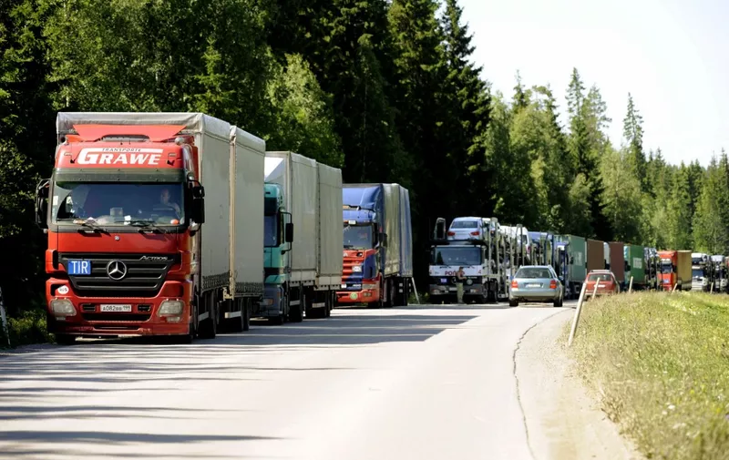TO GO WITH AFP STORY BY Terhi Kinnunen - Trucks que on a narrow two-lane road near the Nuijamaa border crossing near Russia 247 kilometers (153 miles) northeast of Helsinki on July 4, 2008.  Russia's booming economy has boosted purchasing power at home, but in Finland the effect has been less positive: mile-long queues of trucks hauling goods to satisfy the swelling consumption of its neighbour. AFP PHOTO /  LEHTIKUVA / Mikko Stig (Photo by MIKKO STIG / Lehtikuva / AFP)