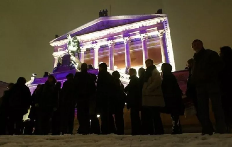 (dpa) - A crowd of people stands in front of the 'Alte Nationalgalerie' (old national gallery) and awaits their admission in Berlin, Germany, 29 January 2005. Under the motto 'Sammeln, Forschen, Bewahren' (collecting, researching, keeping) 80 museums and other cultural institutions presented their collections between 6 pm and 2 am.