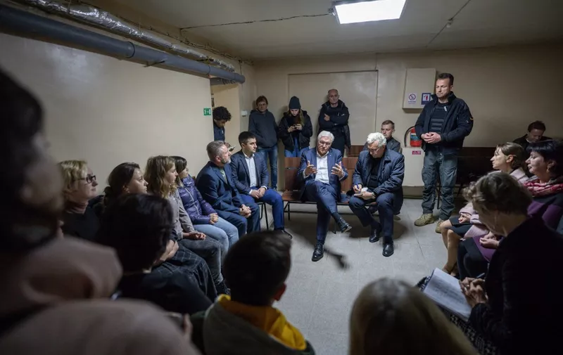 dpatop - 25 October 2022, Ukraine, Korjukiwka: German President Frank-Walter Steinmeier (M) waits in the air-raid shelter after an air-raid alert and talks to residents of the city and listens to their experiences. Steinmeier is on a one-day visit to Ukraine and wants to see for himself the destruction caused by Russia's war of aggression. Photo: Michael Kappeler/dpa (Photo by MICHAEL KAPPELER / DPA / dpa Picture-Alliance via AFP)