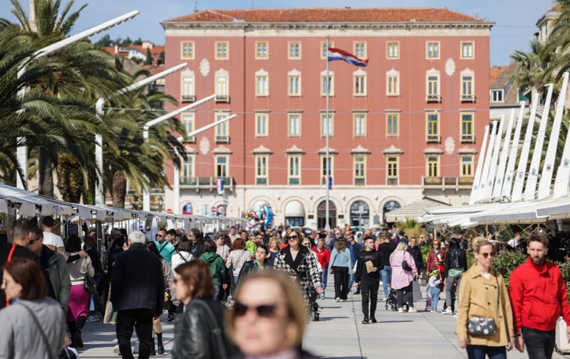 26.03.2023., Split - Suncano i toplo vrijeme privuklo je brojne gradjane i turiste na Splitsku nedjeljnu spicu.  Photo: Luka Stanzl/PIXSELL