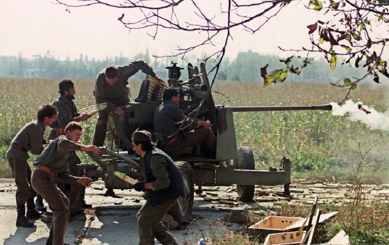 Serb volunteers load a cannon on the front line during the fighting for Vukovar against the Croatian forces 05 October 1991 in Borovo Selo. AFP PHOTO  MARJA ILLIC (Photo by MARJA ILLIC / AFP)