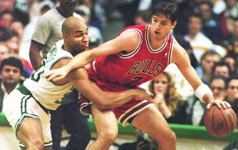 Blue Edwards (L) of the Boston Celtics reaches in on Toni Kukoc of the Chicago Bulls in the first quarter of their NBA game 28 December at the Boston Garden. Chicago won 105-97. (COLOR KEY: Bulls wear red.)