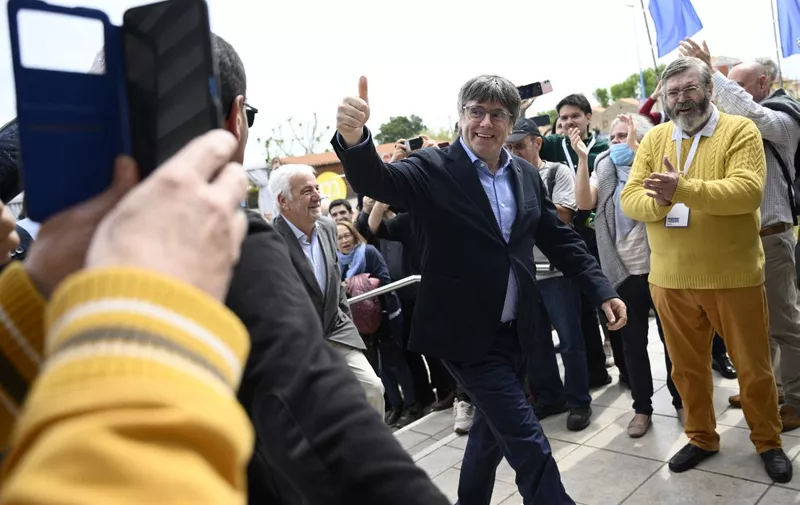 Catalan separatist leader and candidate of Junts per Catalunya - JxCat political party, Carles Puigdemont, gives a thumbs-up as he arrives at a campaign rally in the French southeastern town of Argeles-sur-Mer on May 4, 2024 ahead of the regional election in the Spanish northeastern region of Catalonia. (Photo by Josep LAGO / AFP)