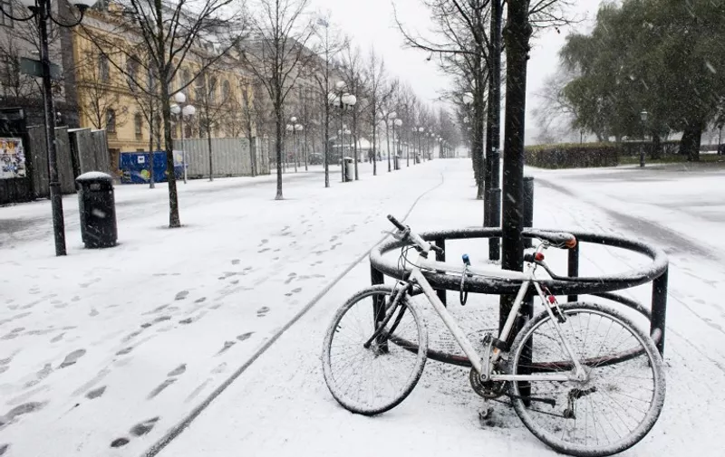 An bycicle is covered in snow by a blizzard in Stockholm on November 9, 2010.   AFP PHOTO/JONATHAN NACKSTRAND / AFP / JONATHAN NACKSTRAND