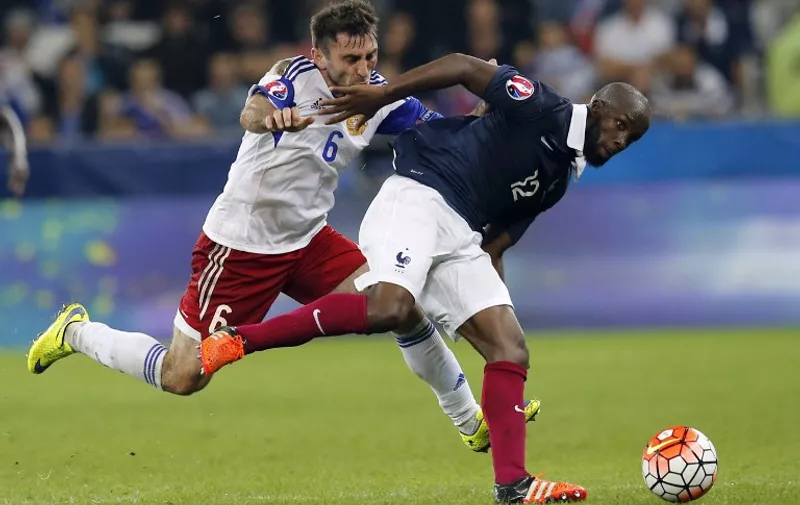 France's midfielder Lassana Diarra (R) vies for the ball Armenia's midfielder Karlen Mkrtchyan during the friendly football match between France and Armenia on October 8, 2015 at the Allianz Riviera stadium in Nice, southeastern France. AFP PHOTO / VALERY HACHE