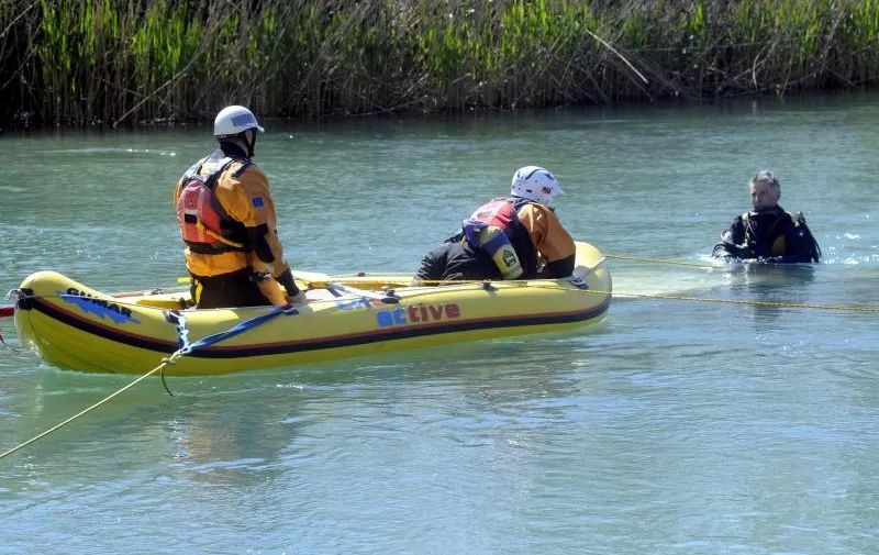 22.03.2013., Solin - Pripadnici HGSS-a pokusavaju izvaditi automobil koji je upao u rijeku Jadro. 
 Photo: Tino Juric/PIXSELL
