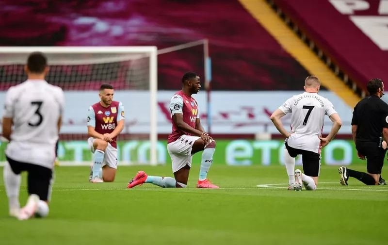 Aston Villa's English striker Keinan Davis (C) takes a knee beside other players during the English Premier League football match between Aston Villa and Sheffield United at Villa Park in Birmingham, central England on June 17, 2020. - The Premier League makes its eagerly anticipated return today after 100 days in lockdown but behind closed doors due to coronavirus restrictions. (Photo by Shaun Botterill / POOL / AFP) / RESTRICTED TO EDITORIAL USE. No use with unauthorized audio, video, data, fixture lists, club/league logos or 'live' services. Online in-match use limited to 120 images. An additional 40 images may be used in extra time. No video emulation. Social media in-match use limited to 120 images. An additional 40 images may be used in extra time. No use in betting publications, games or single club/league/player publications. /