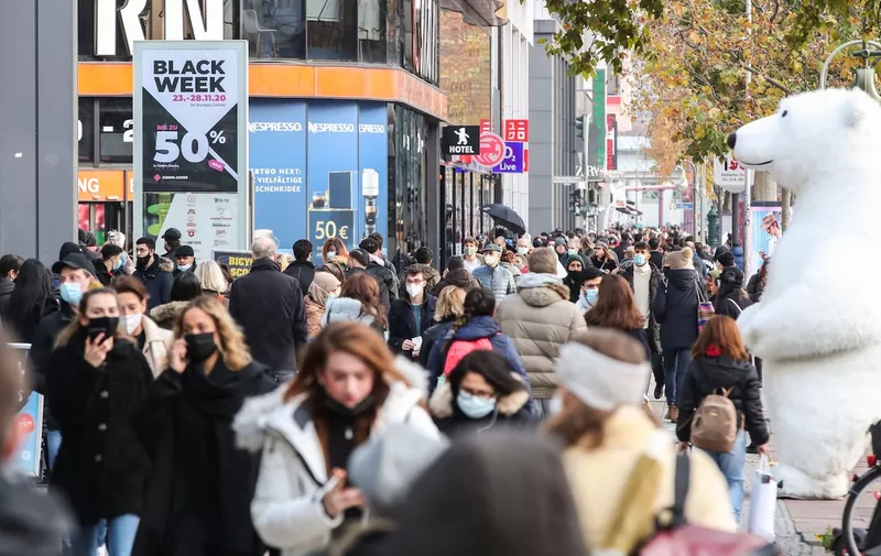 (201127) -- BERLIN, Nov. 27, 2020 (Xinhua) -- People are seen on a shopping street in Berlin, capital of Germany, on Nov. 27, 2020. Germany's COVID-19 caseload has topped 1 million after 22,806 new infections were reported within one day, the Robert Koch Institute (RKI) announced on Friday.,Image: 571839749, License: Rights-managed, Restrictions: , Model Release: no, Credit line: Profimedia