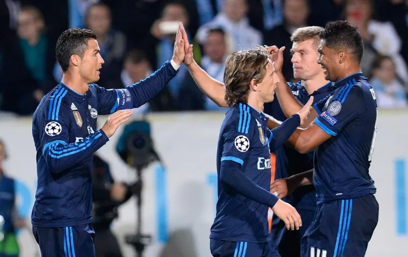 Real Madrid's Portuguese forward Cristiano Ronaldo (L) celebrates with his teammates after scoring during the UEFA Champions League first-leg Group A football match between Malmo FF and Real Madrid CF at the Swedbank Stadion, in Malmo, Sweden on September 30, 2015. 
AFP PHOTO / JONATHAN NACKSTRAND