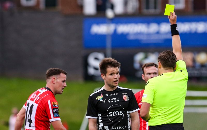 UEFA Europa Conference League First Qualifying Round Second Leg, Ryan McBride Brandywell Stadium, Derry 20/7/2023 Derry City vs HB Torshavn Match referee Tomas Klima shows a yellow card to HB Torshavn s Dan i Soylu omas Klima shows a yellow card to HB Torshavn s Dan i Soylu 20/7/2023 PUBLICATIONxNOTxINxUKxIRLxFRAxNZL Copyright: x INPHO/LorcanxDohertyx Derry V HB Thoshavn 050