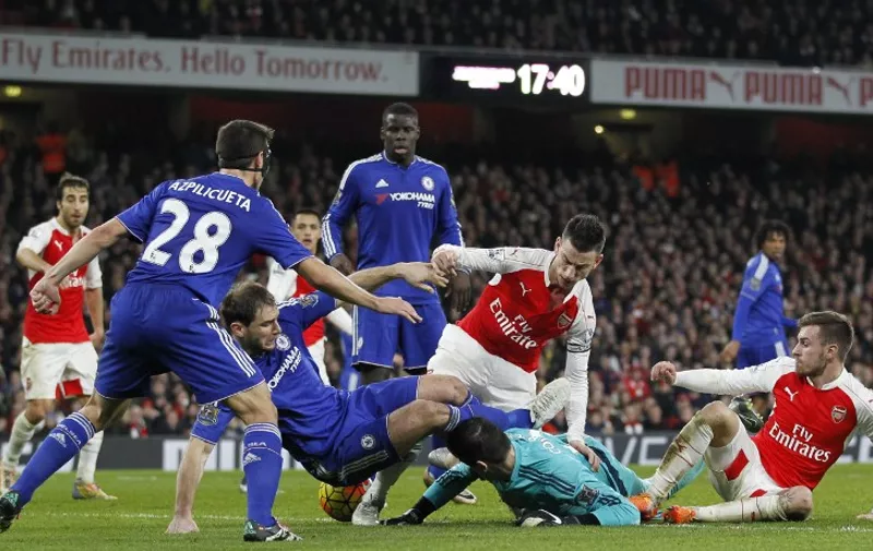 A scramble for the ball in the Chelsea penalty area late in the English Premier League football match between Arsenal and Chelsea at the Emirates Stadium in London on January 24, 2016. Chelsea won the game 1-0. AFP PHOTO / IKIMAGES

RESTRICTED TO EDITORIAL USE. No use with unauthorized audio, video, data, fixture lists, club/league logos or 'live' services. Online in-match use limited to 45 images, no video emulation. No use in betting, games or single club/league/player publications. / AFP / IKIMAGES