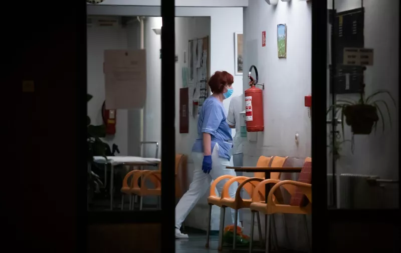 07.04.2020., Split - Dom za starije i nemocne evakuiran je nakon sto je otkriveno da je deset korisnika doma pozitivno na koronavirus.
Photo: Milan Sabic/PIXSELL