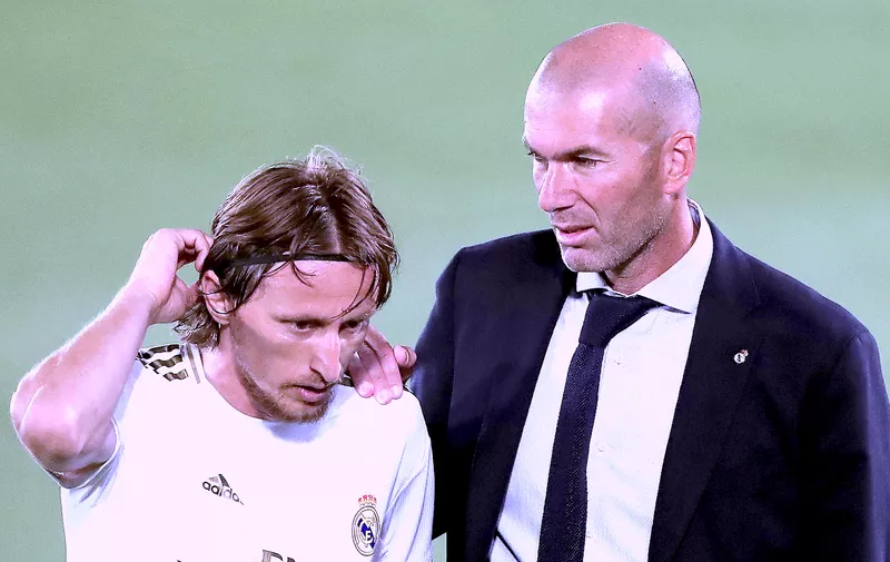 MADRID, SPAIN - JUNE 24:   Zinedine Zidane , Manger of Real Madrid speaks with Luka Modriƒá of Real Madrid during the Liga match between Real Madrid CF and RCD Mallorca at Estadio Alfredo Di Stefano on June 24, 2020 in Madrid, Spain. (Photo by Gonzalo Arroyo Moreno/Getty Images)