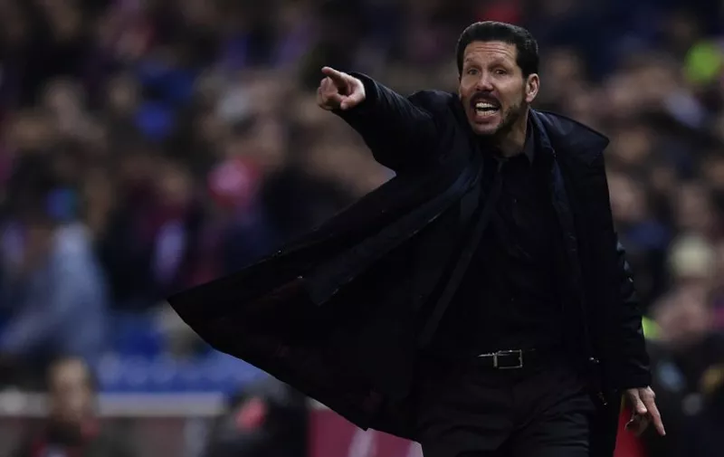 Atletico Madrid's Argentinian coach Diego Simeone gestures during the Spanish league football match Club Atletico de Madrid vs Athletic Club Bilbao at the Vicente Calderon stadium in Madrid on December 13, 2015.   AFP PHOTO / JAVIER SORIANO / AFP / JAVIER SORIANO