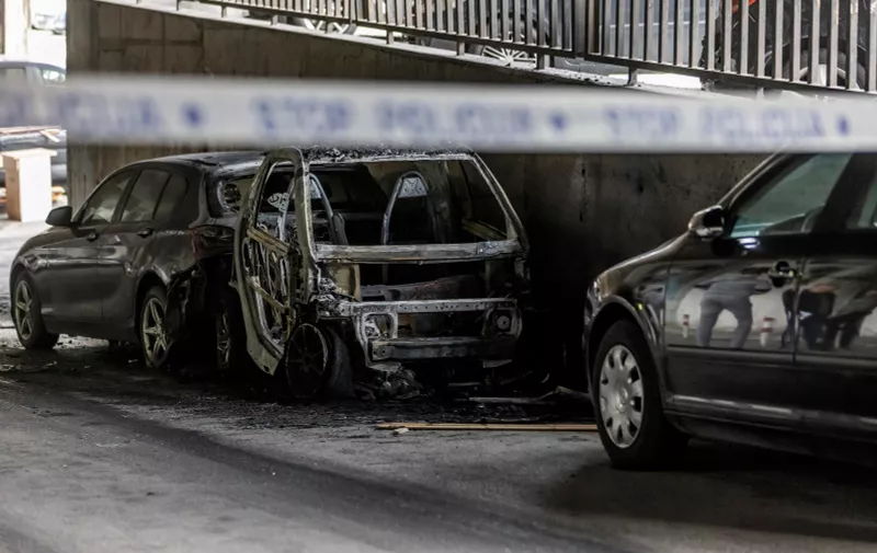 17.04.2023., Split - Jutros nesto prije 6 sati u Papandopulovoj ulici u Splitu izbio je pozar na parkiranom osobnom vozilu koje je u potpunosti izgorjelo. U pozaru su ostecena jos cetiri vozila koja su se nalazila u blizini. Photo: Milan Sabic/PIXSELL