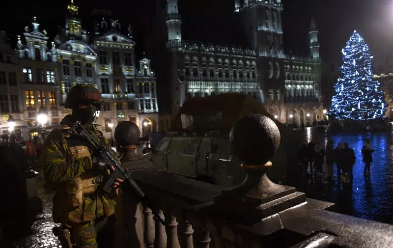 A Belgian soldier stands guard around a security perimeter as a reported police intervention takes place around the Grand Place central square in Brussels on November 22, 2015. Brussels will remain at the highest possible alert level with schools and metros closed over a "serious and imminent" security threat in the wake of the Paris attacks, the Belgian prime minister said. AFP PHOTO / EMMANUEL DUNAND / AFP / EMMANUEL DUNAND