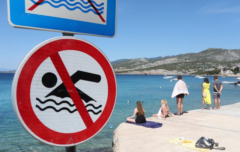 20.08.2021., Klenovica - Znak zabrane kupanja na plazi u Klenovici.
Photo: Goran Kovacic/PIXSELL