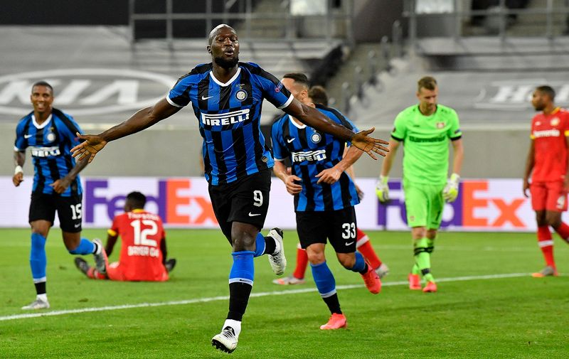 DUESSELDORF, GERMANY - AUGUST 10: Romelu Lukaku of Inter Milan celebrates after scoring his sides second goal during the UEFA Europa League Quarter Final between FC Internazionale and Bayer 04 Leverkusen at Merkur Spiel-Arena on August 10, 2020 in Duesseldorf, Germany. (Photo by Martin Meissner/Pool via Getty Images)