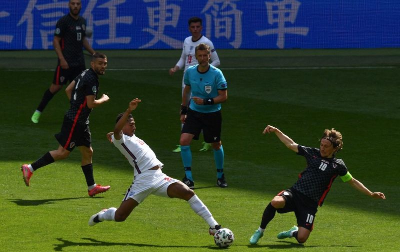 England's midfielder Jude Bellingham (C) and Croatia's midfielder Luka Modric vie for the ball during the UEFA EURO 2020 Group D football match between England and Croatia at Wembley Stadium in London on June 13, 2021. (Photo by JUSTIN TALLIS / POOL / AFP)