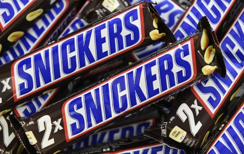 Snickers chocolate bars are pictured in a shop in Martelange, Belgium on February 23, 2016. 
Confectioner Mars said on February 23, 2016 it was withdrawing its Mars and Snickers chocolate bars and Celebrations sweets from sale in several European countries. In addition to France, Mars said it was recalling the items from Britain, Belgium, Italy and Spain, after it had already withdrawn products from sale in Germany and Netherlands. The recall was made after a piece of plastic was found in Mars products.
 / AFP / JOHN THYS
