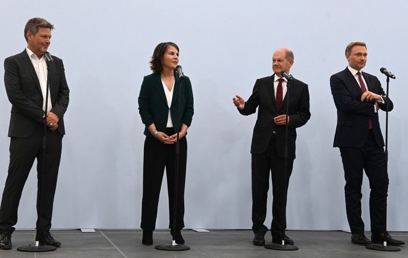 (L-R) Co-leaders of Germany's Greens (Die Gruenen) Robert Habeck and Annalena Baerbock, German Finance Minister, Vice-Chancellor and the Social Democratic SPD Party's candidate for chancellor Olaf Scholz and the leader of Germany's free democratic FDP party Christian Lindner give a statement following a session of exploratory talks between leading members of the social democratic SPD party, the Greens and the free democratic FDP party on October 15, 2021 in Berlin. - Germany's Social Democrats, Greens and liberal FDP have forged a preliminary agreement to build the country's next government, Olaf Scholz said after a series of three-way discussions. (Photo by CHRISTOF STACHE / AFP)