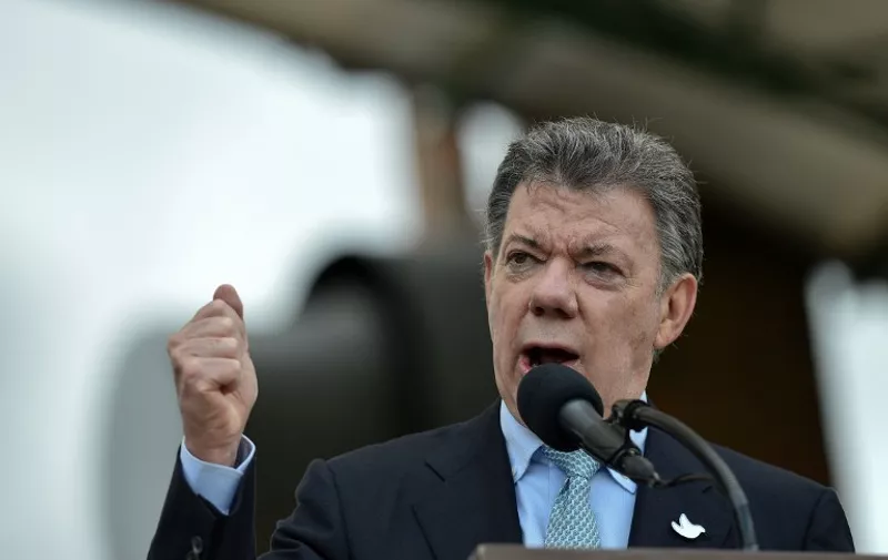 Colombian President Juan Manuel Santos delivers a speech during a military ceremony at the Jose Maria Cordoba military school in Bogota, on December 19, 2015 during which his ministers of Justice and Defense signed the government's commitment to the armed forces of not to put at the same level the military personnel who violated the law in the context of the armed conflict with the guerrillas. AFP PHOTO / GUILLERMO LEGARIA / AFP PHOTO / GUILLERMO LEGARIA