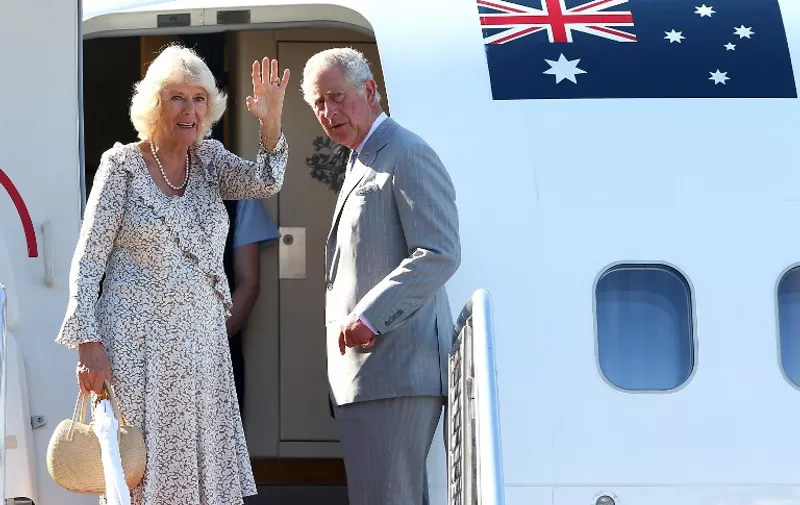 Britain's Prince Charles (R) and his wife Camilla, Duchess of Duchess, wave farewell as the depart Australia in Perth on November 15, 2015.  Prince Charles and his wife Camilla have finished a two-week tour of New Zealand and Australia.  AFP PHOTO / POOL / PAUL KANE / AFP / POOL / Paul Kane