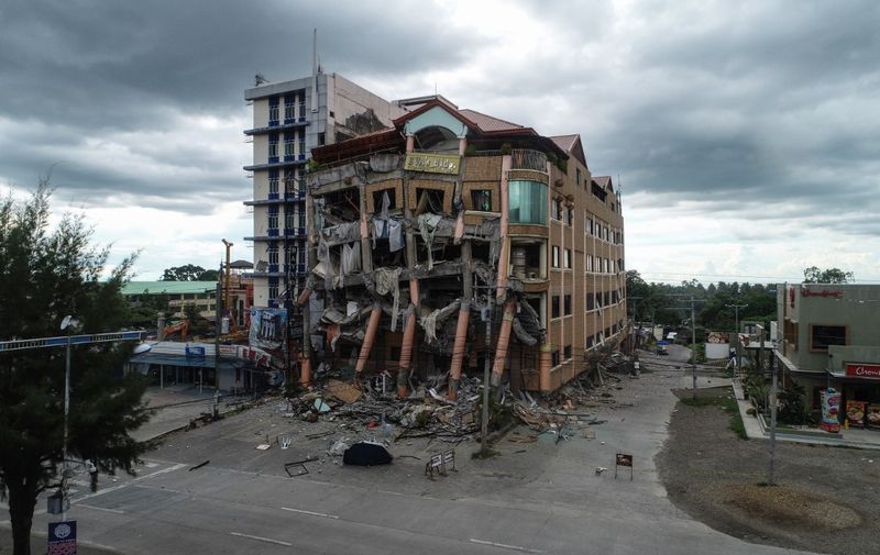A general view shows a damaged building after a 6.5-magnitude earthquake hit Kidapawan town, north Cotabato province, on the southern island of Mindanao on October 31, 2019. - A powerful earthquake struck the southern Philippines on October 31, crushing a man under falling debris and sparking searches of seriously damaged buildings that had already been rattled by two previous deadly tremors. (Photo by Ferdinandh CABRERA / AFP)